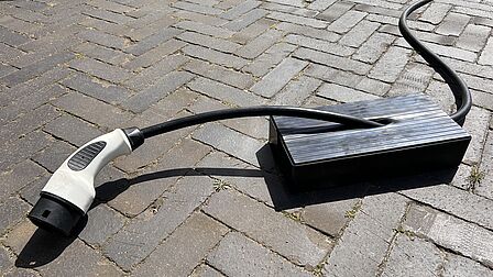 een stekker voor het opladen van een electrische auto met kabelgoot 