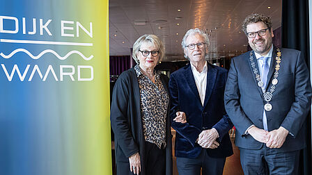 Het echtpaar Spieker-Koer staat samen met de burgemeester op de foto.