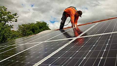 Installateur van zonnepanelen op het dak