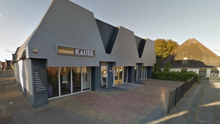 Op de foto is te zien hoe het pand er 20 jaar geleden uitzag, toen het nog een winkel was.