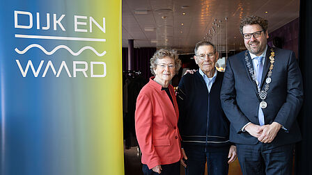 Het echtpaar samen met de burgemeester.