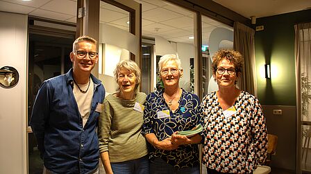 Vier mensen poseren in het Alzheimer Café