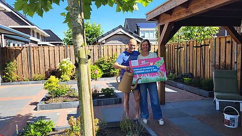 Remco en Yvette in hun tuin