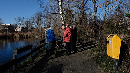 Groep met inwoners in het Fabritiuspark met elkaar in gesprek 