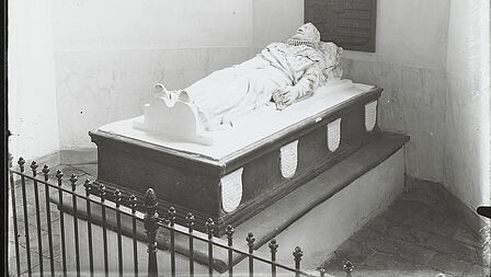 Afbeelding van praalgraf achter hekwerk