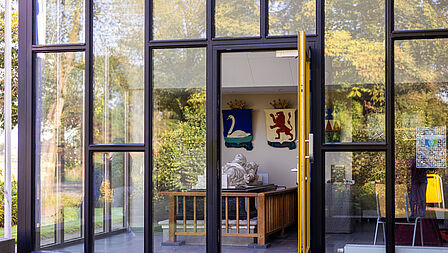 Foto van de Humanistentombe van Reinout van Brederode in de Veenhuizer Kerk in Veenhuizen