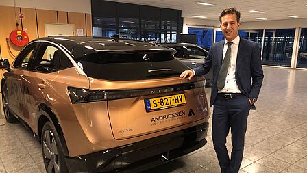 Djim Andriessen en de nieuwe Nissan Ariya. 