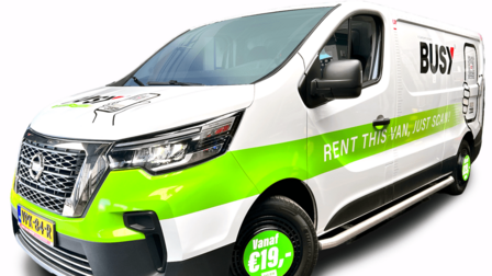 Een deelauto van Liberty Rent: “Rent a van, just scan.” 
