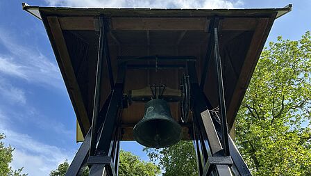 Ingezoomde foto luidklok met klokkenstoel. 