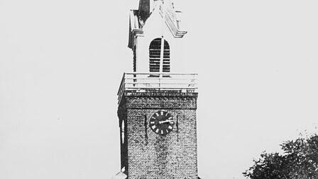 Zwart-wit foto van Veenhuizer kerk