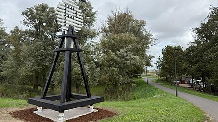 Kunstwerk zwart met wit staat in het park