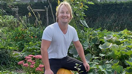 Martin Verschure van Team Duurzaamheid in zijn moestuin. Foto: aangeleverd
