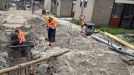 Op deze foto wordt er gewerkt aan het leggen van drainage.