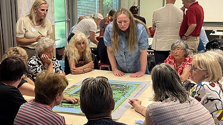 Bewoners met elkaar in discussie over het schetsontwerp
