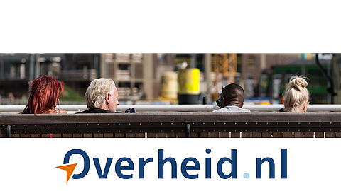 4 mensen van achteren gefotografeerd op een bank