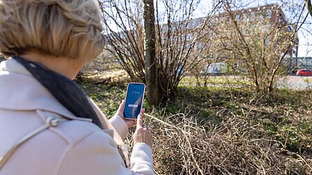 vrouw maakt gebruik van Fixi app op haar telefoon