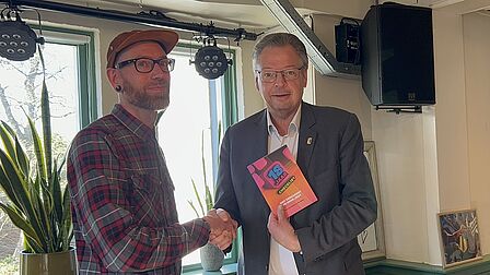 Willem Zevenhuizen en Gerard Rep schudden elkaars hand.