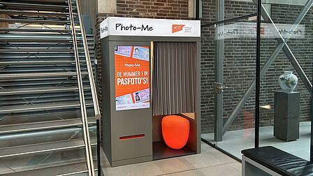 De fotocabine in het gemeentehuis tussen de trap en lift in.