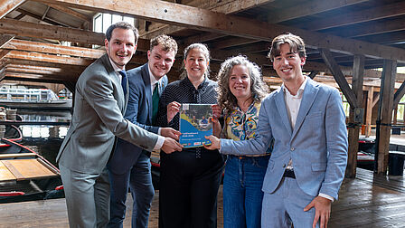 De vijf coalitiepartijen met het coalitieakkoord in handen. Foto: Mitevisuals