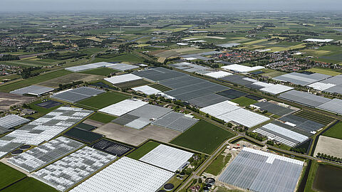 Luchtfoto van een landschap met zonnepanelen