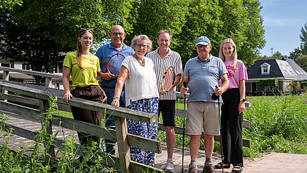 Er staan 4 inwoners van dijk en waard op de foto. 1 medewerkster van MET en de gebiedsverbinder Ariane.