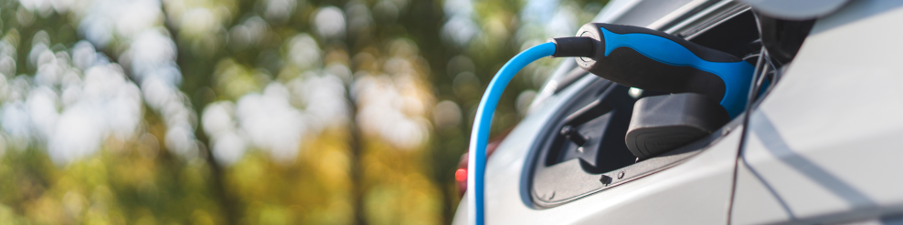 Auto met laadstekker in lader